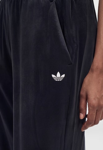ADIDAS ORIGINALS Loosefit Παντελόνι 'ESS' σε μαύρο