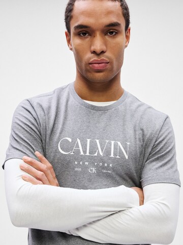 Calvin Klein - Camiseta '20S' en gris