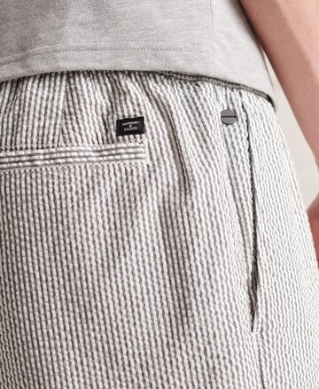 Superdry Regular Shorts in Grau