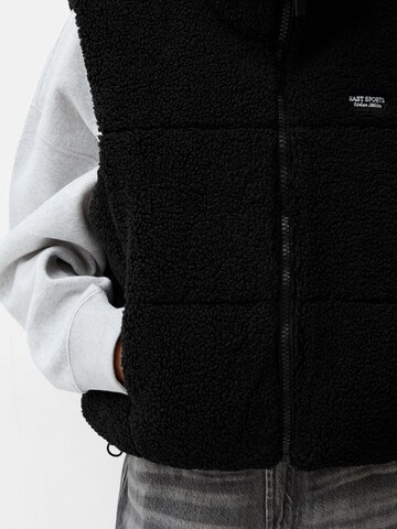 Bershka Liivi värissä musta