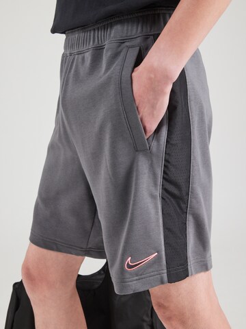 NIKE Regular Urheiluhousut värissä harmaa