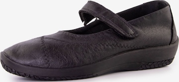 Arcopedico Ballet Flats with Strap in Black: front