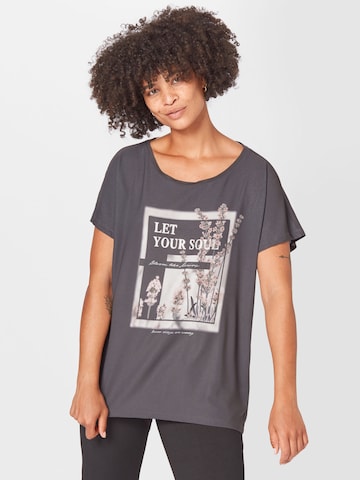 T-shirt 'CITY' ONLY Carmakoma en gris : devant