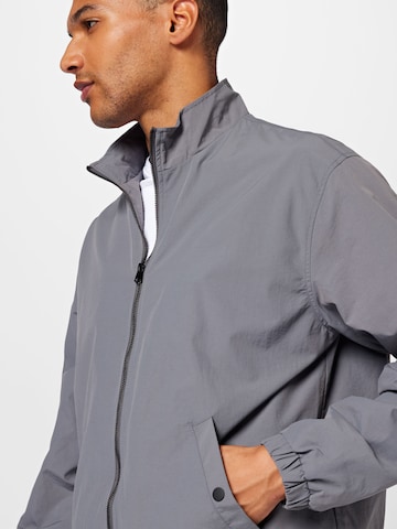 BURTON MENSWEAR LONDON Prehodna jakna 'Harrington' | siva barva