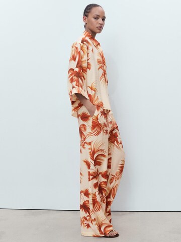 Wide leg Pantaloni cutați de la MANGO pe alb