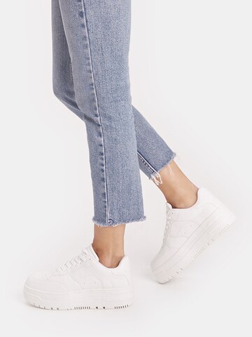 Sneaker bassa di Bershka in bianco: frontale