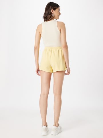 LEVI'S ® Lużny krój Spodnie 'Snack Sweatshort' w kolorze żółty