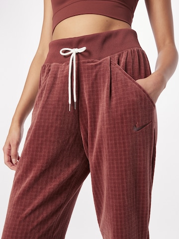Nike Sportswear - Tapered Calças com pregas em castanho