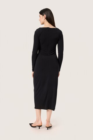 SOAKED IN LUXURY Jurk 'Adjo' in Zwart