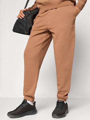 Tapered Pantaloni sport 'ONPJONI' de la ONLY PLAY pe maro