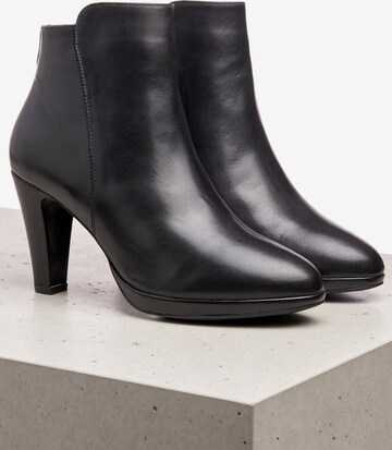 LLOYD Ankle Boots in Black