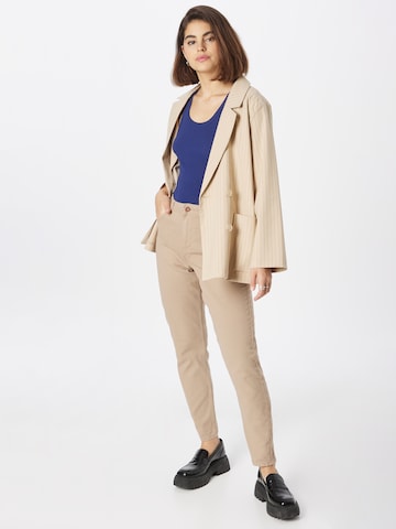 Coupe slim Jean 'KESIA' PIECES en beige