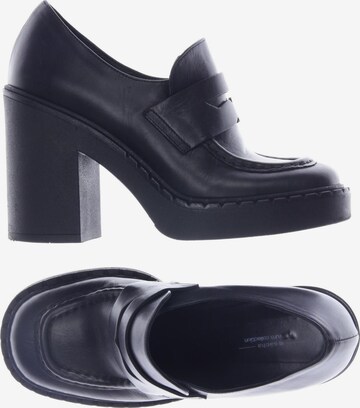 sacha Flats & Loafers in 36 in Black: front