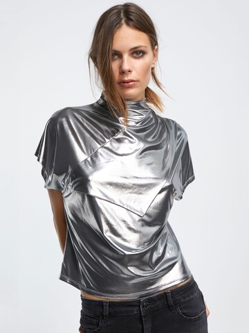 Lola Casademunt - Camiseta en plata: frente