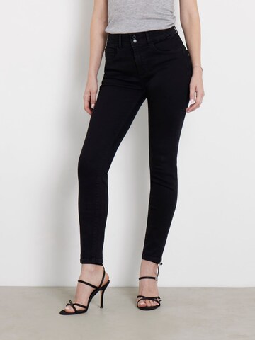 GUESS Skinny Jeans in Schwarz: Vorderseite