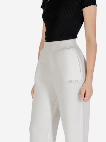 GUESS - regular Pantalón deportivo 'CECILIA SCUBA JOGGER PANTS V4BB13 K7UW2' en beige