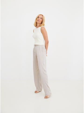 Loosefit Pantalon 'Ashley' ABOUT YOU x Iconic by Tatiana Kucharova en beige