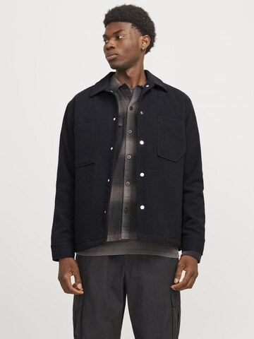 Coupe regular Veste mi-saison 'JCOHelvetica' JACK & JONES en noir : devant