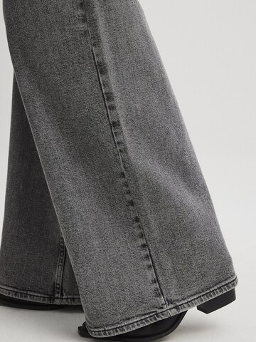 NA-KD Loosefit Jeans in Grau