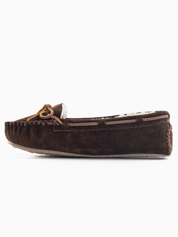 Minnetonka Slipper 'Cally' in Brown: front