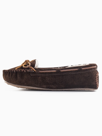 Minnetonka Slippers 'Cally' in Brown: front