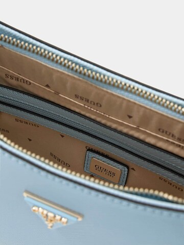 GUESS Schultertasche 'Noelle' in Blau