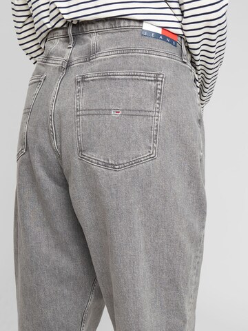 Tommy Jeans Curve Tapered Jeans 'MOM CURVE' in Grey