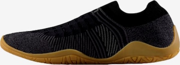 Scarpa per uso in acqua di Uyn in nero: frontale