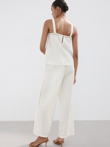 Largi Pantaloni 'Daria' de la MANGO pe alb