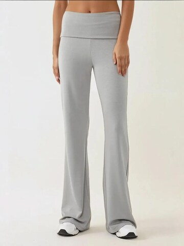 Hiccup Flared Hose in Grau: Vorderseite