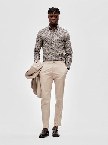 Coupe slim Pantalon à plis 'Liam' SELECTED HOMME en beige