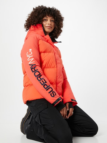 Superdry - Parca de invierno en rojo: frente