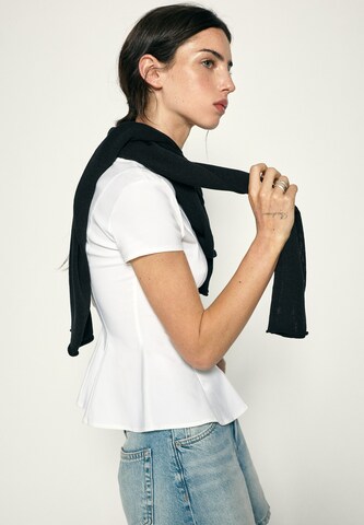 Bluză de la Pull&Bear pe alb
