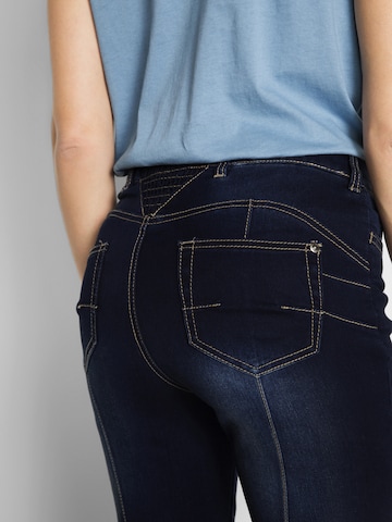 bonprix Bootcut Jeans in Blau