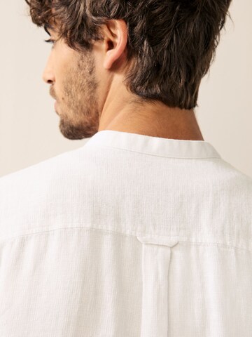 Next - Ajuste confortable Camisa en blanco
