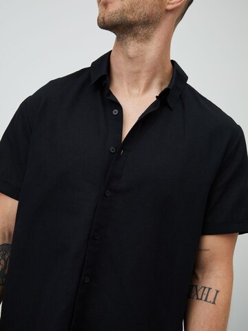 DAN FOX APPAREL - Regular Fit Camisa 'Logan' em preto