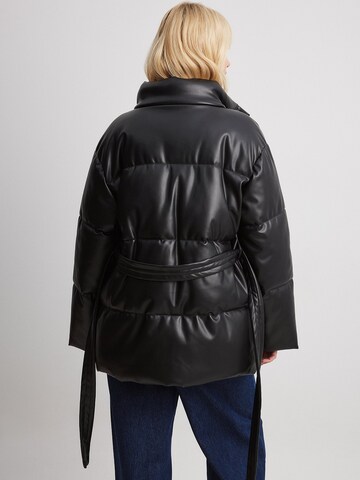 NA-KD Winterjacke in Schwarz