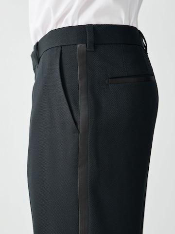 Next - regular Pantalón en negro