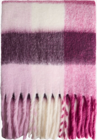 Fular de la Bershka pe roșu: față