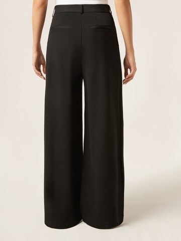 CALZEDONIA Wide Leg Bundfaltenhose in Schwarz
