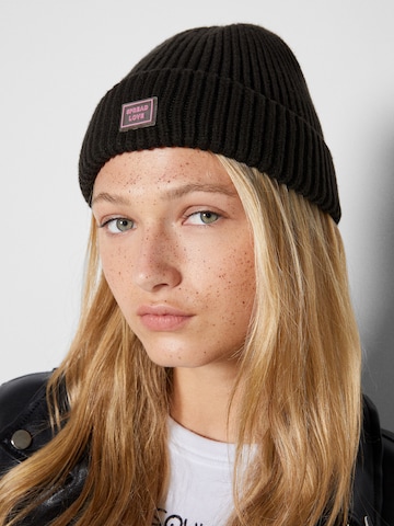 Bonnet Bershka en noir : devant