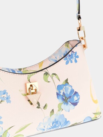 GUESS Schultertasche 'Patsie' in Beige