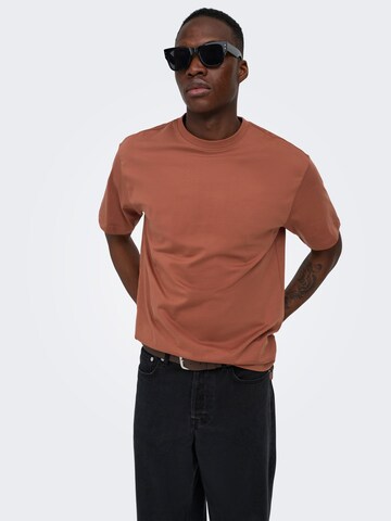 Only & Sons T-shirt 'Fred' in Braun