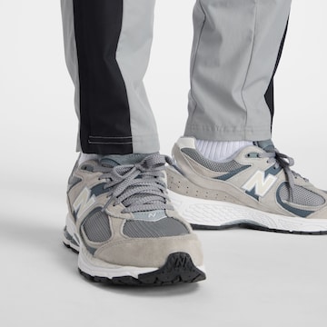 Effilé Pantalon new balance en gris