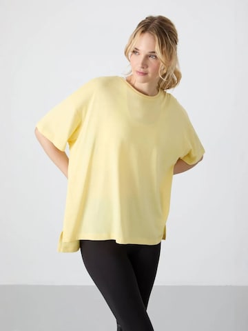 T-shirt Tommy Life en jaune : devant