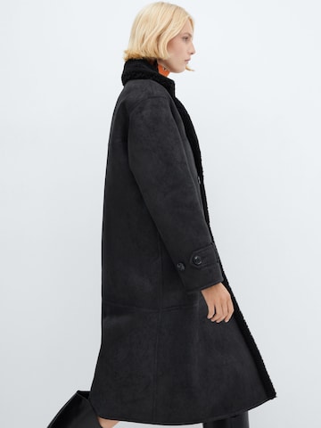 MANGO Płaszcz zimowy 'Mamba' w kolorze czarny