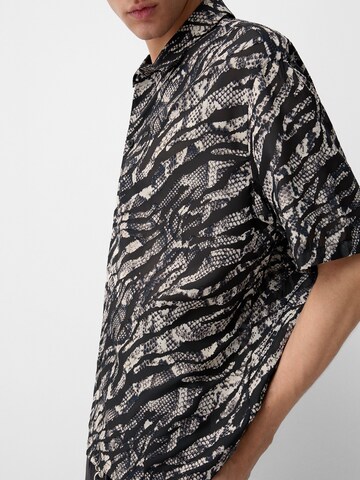 Comfort fit Camicia di Bershka in nero