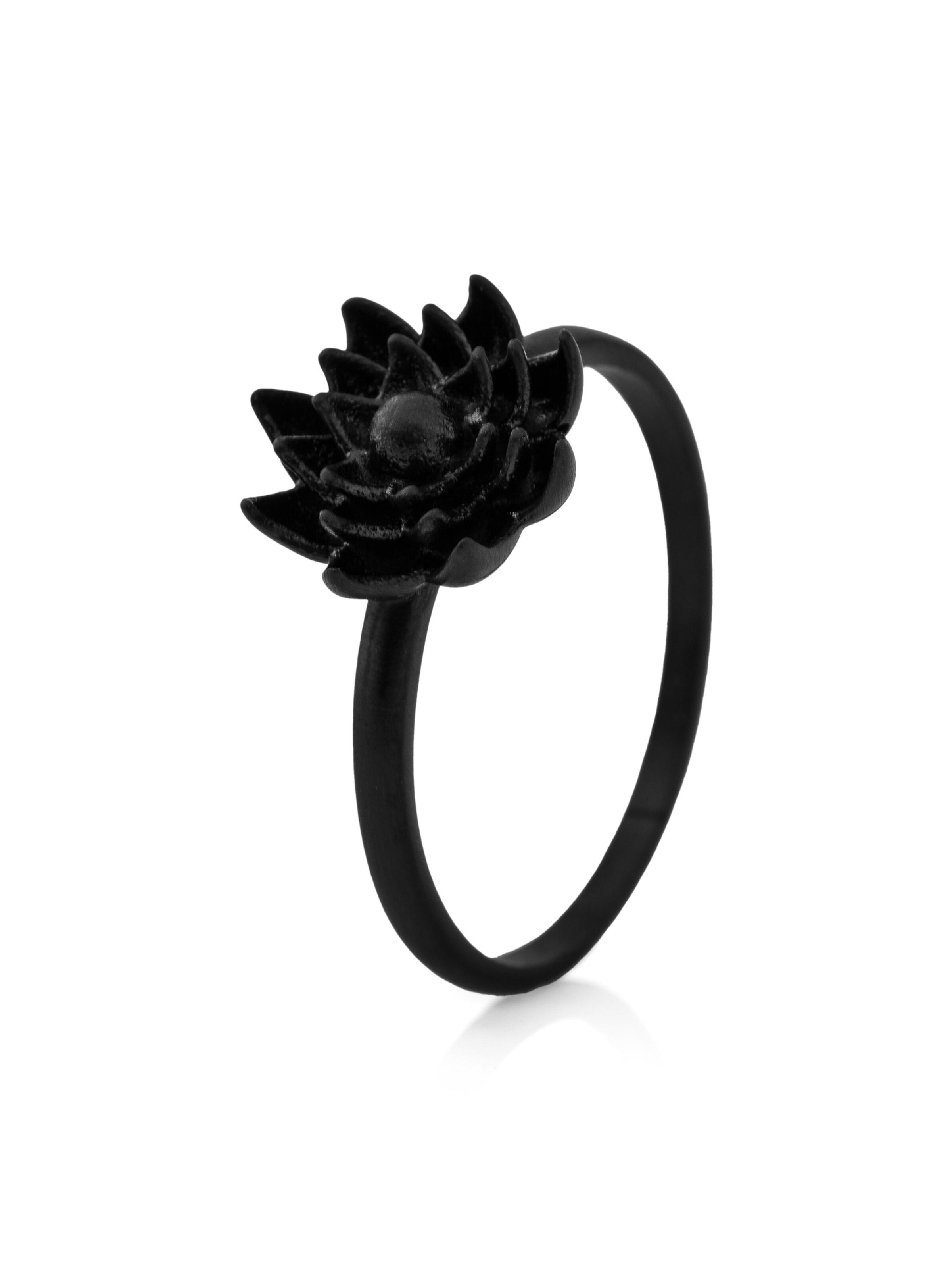 Akitsune Ring 'Lotus' in Black