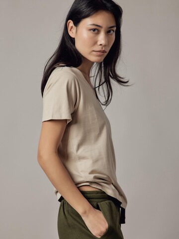 Maglietta 'T-Shirt Scollo Profondo' di OWN Off With Nature in beige