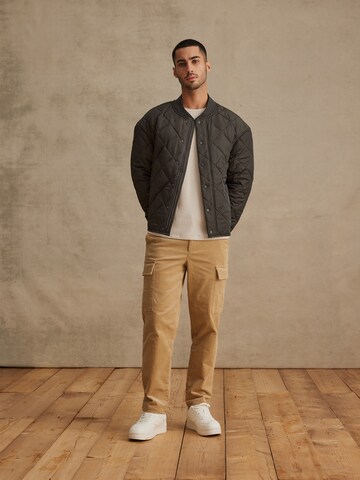 DAN FOX APPAREL Övergångsjacka 'Emilian' i grå